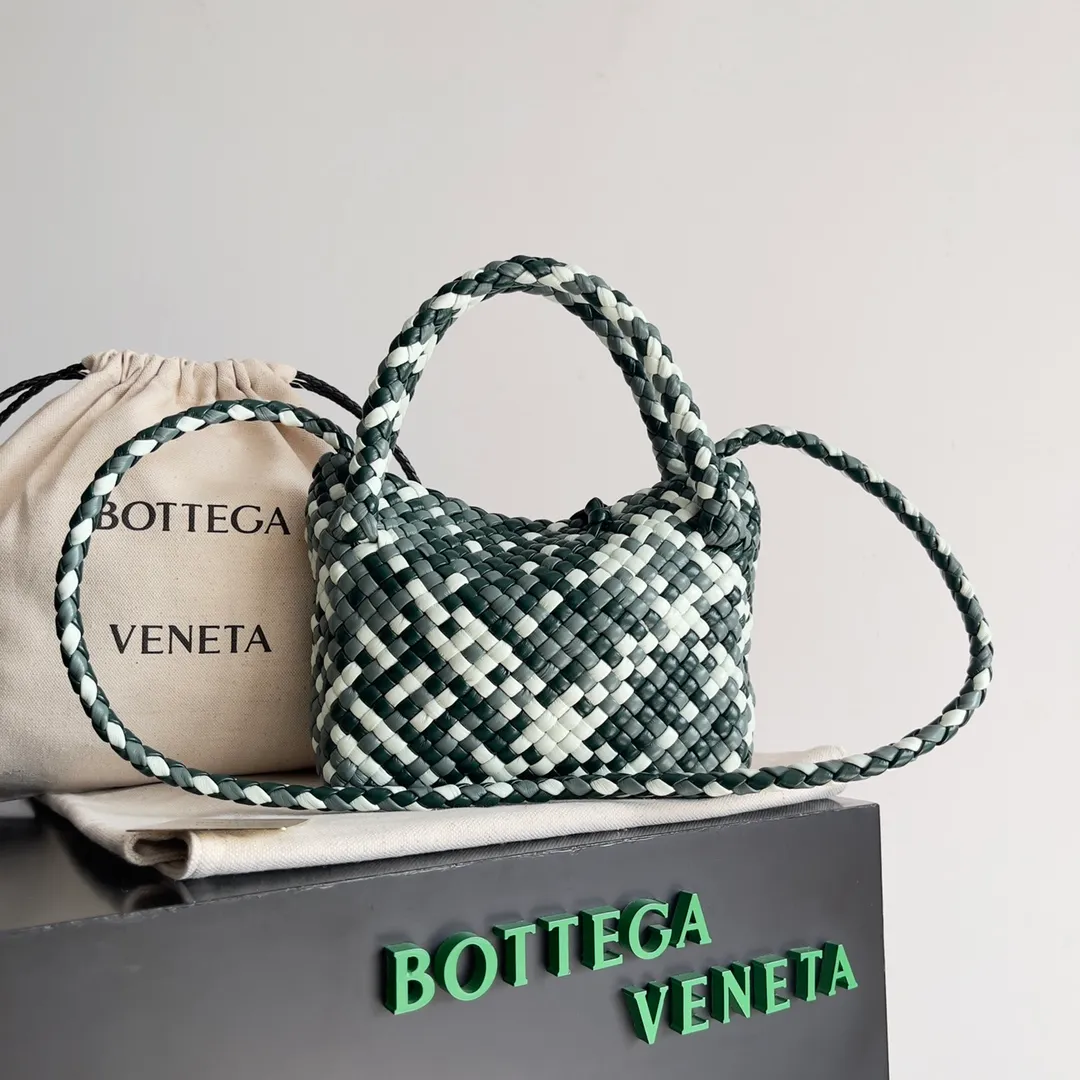 Batch 3760 BV collectible small woven handbags are really YYDS!! Bottega Veneta’s most classic small woven handbags are back! ! We use the highest quality leather with the highest craftsmanship❤️ to create the most expensive works. We have created the Intrecciato leather weaving process❤️ This unique traditional exclusive leather weaving method has not only become our logo but also reflects the time-consuming and labor-intensive craftsmanship of our products❤️ The new TOSCA handbag must be a selection worth collecting🆕 Style number: 776755 Size: 20*15.5*7cm